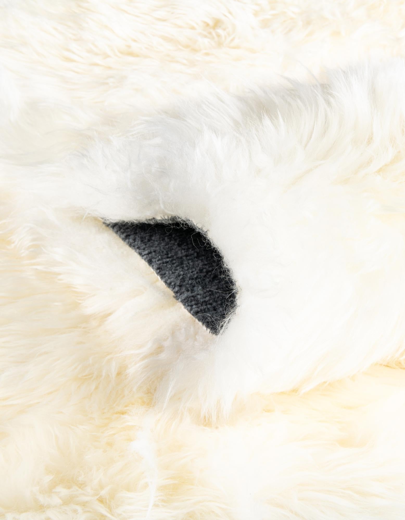 Rugs.com Natural Non-Pelt Sheepskin Collection Rug – 2 Ft Round White Shag-Pile Rug Perfect for Kitchens, Dining Rooms - Image 4